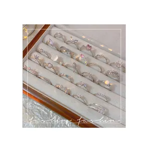 Sortiment silberfarbener Zirkonia-Ringe mit Schmetterlingsmotiven in Schmuckschatulle