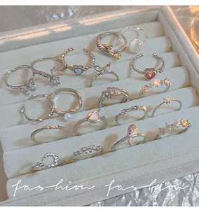 Sammlung von feinen Schmetterlings-Zirkonia-Ringen aus Silber in Schmuckschale präsentiert