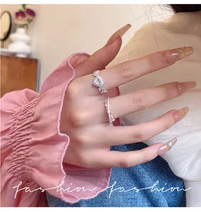 Detaillierte Ansicht des herzförmigen rosa Steins und der Schmetterlingsdetails des Rings.