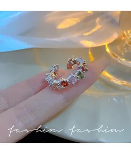 Detailansicht eines silbernen offenen Rings mit funkelnden bunten Zirkonia-Steinen
