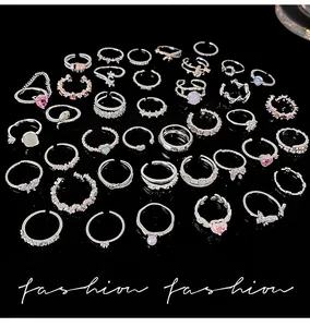 Detailansicht von luxuriösen silbernen Schmetterlings- und Zirkon-Ringen im Design