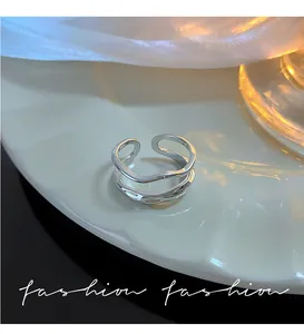 Detailansicht der eleganten Wellentextur des silbernen doppelstöckigen offenen Rings.