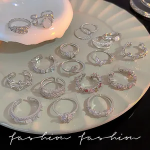Elegante collezione di anelli aperti in zirconia a farfalla argento con vari motivi