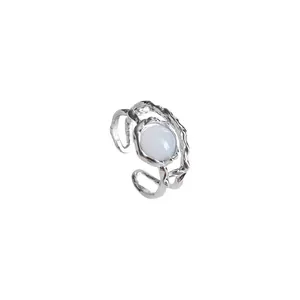 Anello regolabile elegante in argento con pietra bianca rotonda liscia e trama unica