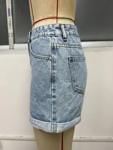 Dettaglio laterale di pantaloncini di jeans azzurri a vita alta con orlo risvoltato