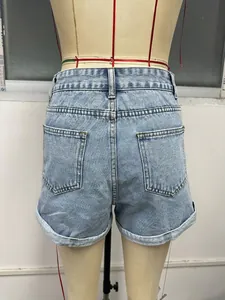 Vista posteriore di pantaloncini di jeans chiari con vita alta e risvolto alle gambe.