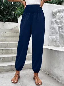 Jogging bleu marine à taille haute élastique pour femme, porté avec des sandales