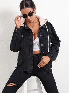 Veste en jean noire à capuche tendance avec détails vieillis pour un look urbain