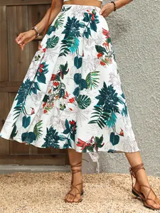 Détail d'une jupe longue à imprimé tropical montrant le drapé et les motifs colorés.