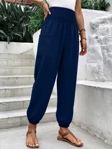 Détail du pantalon de jogging bleu marine à taille haute élastique sur un modèle