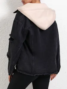 Vue arrière d'une veste en jean noire délavée pour femme avec une capuche beige contrastée