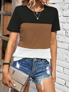 Detailopname van een casual dames t-shirt met kleurvlakken in zwart, bruin en wit.