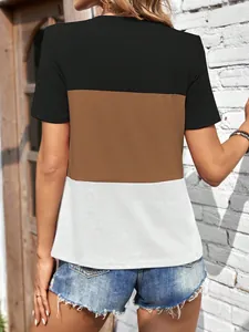 Achteraanzicht van een modieus dames T-shirt met korte mouwen en kleurvlakken