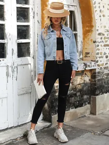 Ganzkörperansicht einer hellblauen kurzen Jeansjacke für Damen im Streetstyle-Look.