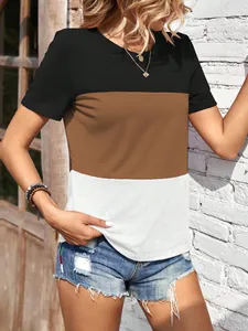 Close-up van het trendy color-block T-shirt op model toont de fijne stoftextuur