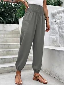 Détail du pantalon de jogging gris à taille haute pour femmes avec poche latérale pratique