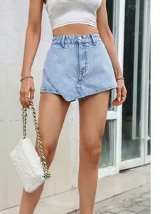 Détail de la conception avant asymétrique de cette jupe-short en jean bleu clair.