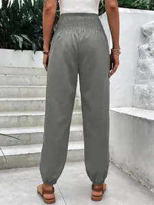 Vue détaillée d'un pantalon de jogging gris pour femme à taille haute élastique.