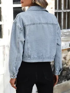 Detailansicht der Rückseite einer lässigen, kurzen Damen-Jeansjacke in Hellblau.