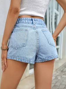 Vue arrière de short en jean bleu clair à taille haute avec poches arrière classiques