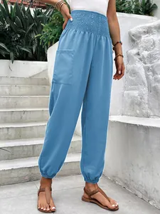 Vue détaillée du pantalon de jogging bleu à taille haute pour femme avec poche latérale
