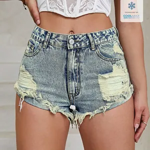 Detailansicht der gewaschenen Denim-Shorts mit hoher Taille und ausgefranstem Saum