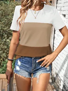 Detailweergave van een dames T-shirt met kleurvlakken in wit, kaki en bruin design.