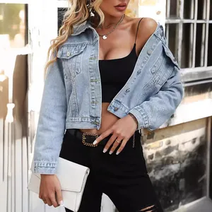 Modische hellblaue kurze Jeansjacke für Damen mit einem trendigen, lockeren Casual-Stil.