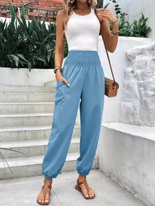 Vue complète du pantalon de jogging bleu clair à taille haute pour femmes avec poches