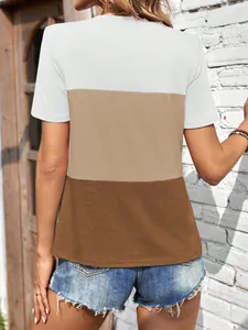 Achteraanzicht van een dames T-shirt met korte mouwen met witte, beige en bruine kleurvlakken.