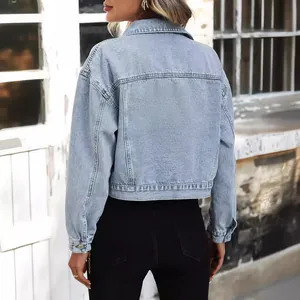 Lässige lockere kurze hellblaue Jeansjacke für Damen in der Rückansicht gezeigt.