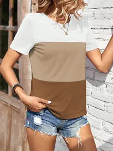Gedetailleerde weergave van een modieus kleurblok-t-shirt in witte en bruine kleurtinten.