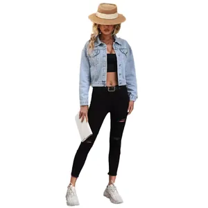 Stilvolle hellblaue Kurz-Jeansjacke für Damen mit klassischer Knopfleiste und Pattentaschen