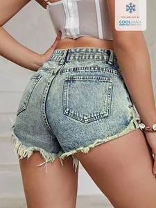 Nahaufnahme der hellblauen High-Waist-Denim-Shorts für Damen mit ausgefranstem Saum