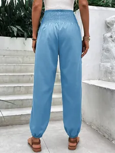 Vue arrière d'un pantalon de jogging bleu clair à taille haute élastiquée dehors