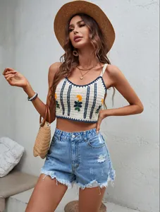 Gros plan d'un short en jean taille haute délavé avec ourlets effilochés.