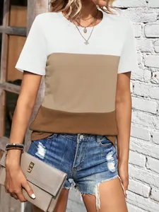 Close-up van een stijlvol dames-T-shirt met kleurvlakken in wit, beige en bruin.