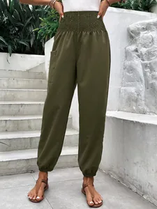 Vue détaillée du pantalon de jogging olive à taille haute élastiquée pour femme.