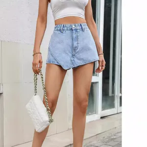 Jupe-short décontractée en jean taille haute bleu clair avec devant asymétrique croisé