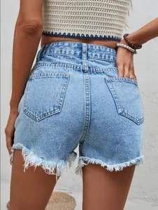 Vue détaillée d'un short en jean taille haute avec ourlets effilochés en bleu clair