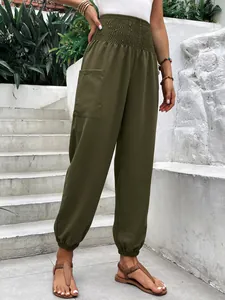 Détail du pantalon de jogging vert olive à taille haute, poignets élastiques et poche latérale