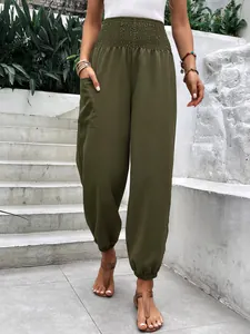 Vue détaillée du pantalon de jogging olive à taille smockée et poche cargo.