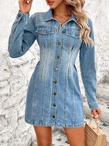 Détail d'une robe en jean vintage à manches longues avec boutonnage et taille cintrée