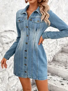 Gros plan d'une robe courte en jean bleu clair à manches longues et coupe ajustée vintage