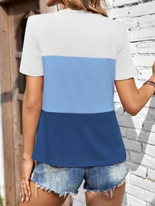 Gedetailleerd achteraanzicht van een stijlvol t-shirt met korte mouwen en kleurvlak
