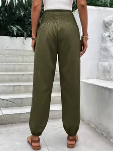 Vue arrière d'un pantalon de jogging vert olive à taille haute pour femmes