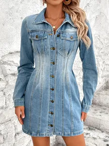 Détail d'une robe en jean vintage à manches longues et coupe ajustée bleu clair