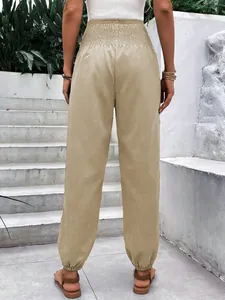 Vue arrière du pantalon de jogging kaki à taille haute élastique pour femme