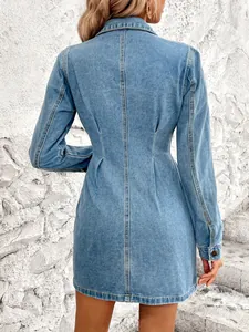 Vue arrière détaillée d'une robe en jean rétro cintrée à manches longues bleu clair