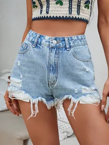 Vista dettagliata di pantaloncini di jeans a vita alta con orlo sfrangiato e strappi.